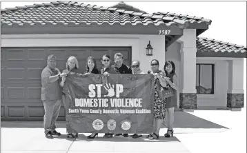  ?? PHOTO BY CESAR NEYOY/BAJO EL SOL ?? DEVELOPER NIEVES RIEDEL (THIRD FROM RIGHT) AND MEMBERS of the South Yuma County Coalition Against Domestic Violence (from left) Agustín Tumbaga, Beatriz Castro, Susanna Zambrano, Maria Ramos, Juan Manuel Guerrero, Yolanda Urias and Lupita Salcido stand...