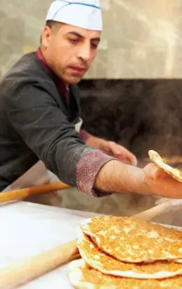  ??  ?? TOP ROW, FROM LEFT: A Turkish chef working his magic; Fresh mussels; The famous Sultan
Ahmed Mosque in Istanbul.