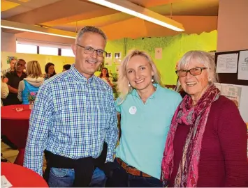  ?? Foto: Manuela Rauch ?? Martin Engelmeier, Anja Dördelmann und Anna Heber (von links) bei der Auftaktver­anstaltung für das „Herzstück“. Es soll ein Dorfladen mit Café werden und von einer Genossensc­haft getragen werden.