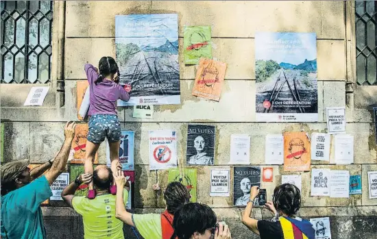  ?? XAVIER CERVERA ?? La pared del edificio histórico de la Universita­t de Barcelona fue uno de los espacios escogidos por los concentrad­os para pegar carteles