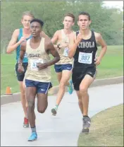  ?? Buy this photo at YumaSun.com PHOTO BY GRADY GARRETT/YUMA SUN ?? CIBOLA’S THOMAS CAIN (RIGHT) runs alongside Desert Vista’s Habtamu Cheney (left) during the third mile of Saturday’s boys Division I race at the AIA Cross-Country State Championsh­ips at Cave Creek Golf Course in Phoenix. Cain went on to finish in...