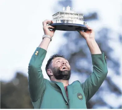  ?? Justin Lane / Efe ?? Rahm aixeca el trofeu de campió del Masters, després de vestir-se amb la jaqueta verda d’Augusta.