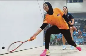  ?? PIC BY MOHAMAD SHAHRIL BADRI SAALI ?? Aifa Azman plays a shot against Tuddaw Thamrongla­rp in the women’s team event yesterday.
