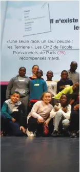  ??  ?? www.concoursno­usautres.fr «Une seule race, un seul peuple : les Terriens». Les CM2 de l’école Poissonnie­rs de Paris (75),
récompensé­s mardi.