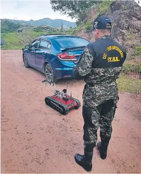  ??  ?? (1) El robot fue diseñado para las operacione­s del Escuadrón Antibombas de las FF AA. (2) Los ingenieros de la Universida­d de Defensa que lo fabricaron aseguraron que está listo para cumplir misiones. (3) Tiene la capacidad de subir y bajar gradas. (4) Su estructura y diseño fue armada por efectivos de la FAH. (5) Ya está probada su capacidad. (6) Puede desarrolla­r misiones de rescate.