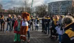  ?? FOTO SVEN DILLEN ?? “We voelen ons aan handen en voeten gebonden, net als die beren”, zegt Nadja Vananroye.