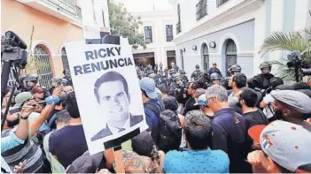  ??  ?? Manifestan­tes piden la salida de Roselló durante un acto en San Juan, el domingo.