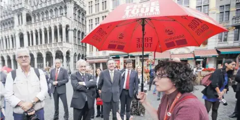  ??  ?? ► El Presidente Piñera junto al canciller Ampuero ayer en Bruselas, Bélgica, antes de viajar a Roma.