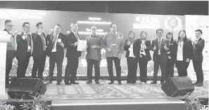  ?? ?? TAHNIAH: Kumpulan Lands Tahai Q menerima Anugerah Khas dari Internatio­nal Alliance of Innovation and Invention Associatio­n pada majlis tersebut.