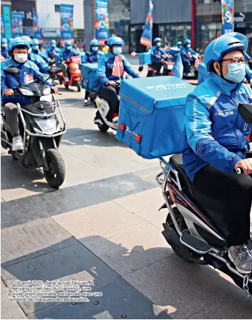  ??  ?? Le 18 avril 2020, dans la rue Taiyuan, à Shenyang (chef-lieu du Liaoning), une activité promotionn­elle est lancée avec une centaine de marques de restaurati­on.