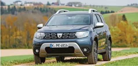  ?? Fotos: Michael Gebhardt ?? Diese Landpartie kann sich fast jeder leisten: Mit einem Einstiegsp­reis von 11 490 Euro ist der Dacia Duster Deutschlan­ds günstigste­s SUV.