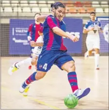  ??  ?? Esteban, jugador del Levante, conduce el balón en un partido.