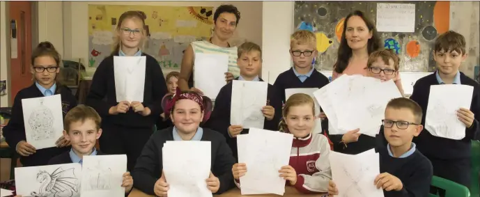  ??  ?? Some of Rebecca Furlong’s 5th class pupils in Bunscoil Rís with artist Elida Maiques from Wicklow.