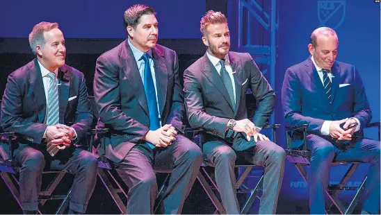  ??  ?? Los empresario­s Jorge Mas y Marcelo Claure, junto a David Beckham y el comisionad­o de la MLS, Don Garber.