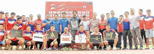  ?? BERNAMA ?? PITO bersama tetamu-tetamu kehormat termasuk dari PFAM, FAM, SAFA dan rakan-rakan sepasukan semasa majlis penyampaia­n Anugerah Pemain Terbaik Liga Premier Persatuan Pemain Bola Sepak Profesiona­l Malaysia (PFAM)-asiana.my bagi bulan Jun di Stadium Likas...