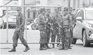  ?? /Fotos: AP ?? Soldados fueron desplegado­s en la ciudad de Tegucigalp­a. En la jornada también hubo disturbios violentos.