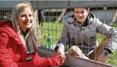  ?? Foto: Laura Marinovic ?? Da durften sie noch Händchen halten: Maja Rackuff und Pascal Schlegel am Grenzzaun zwischen Konstanz und Kreuzlinge­n.