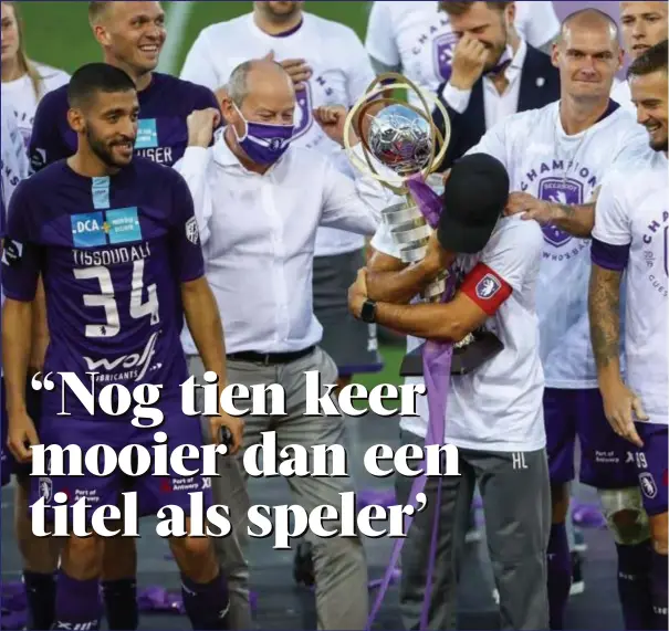  ?? FOTO'S ISOSPORT, PHOTO NEWS ?? Losada omhelst de trofee. Zijn spelers kijken goedkeuren­d toe.