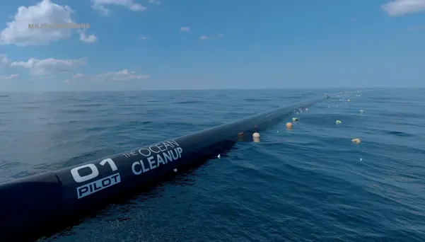  ??  ?? Barriärern­a som ska placeras ut i projektet The Ocean Cleanup är 1–2 km långa och ska fånga upp större plastbitar innan de bryts ner.