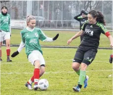  ?? FOTO: NO ?? Die SGM Griesingen/Munderking­en II (Celina Martin, links) verlor das Bezirkslig­aDerby gegen den SV Granheim II (Michaela Back, rechts).
