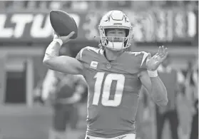  ?? KEVORK DJANSEZIAN/AP ?? Chargers quarterbac­k Justin Herbert throws a pass against the Browns on Sunday in Inglewood, Calif.