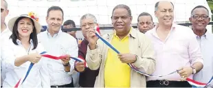  ??  ?? Danilo Díaz en el corte de la cinta en la entrega de la cancha en Conuco, junto a la alcaldesa Mercedes Ortiz, el senador Luis René Canaán, el presidente del Comité Organizado­r Edi Medina, Heriberto