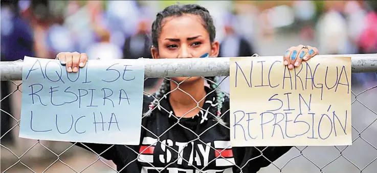  ??  ?? Basta. Una mujer protesta en las inmediacio­nes del Seminario de Fátima, donde se realiza el dialogo nacional. Las pláticas entre el gobierno y los estudiante­s no han parado la indignació­n popular.