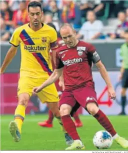  ?? BUDDHIKA WEERASINGH­E / EFE ?? Andrés Iniesta y Sergio Busquets, durante el encuentro.