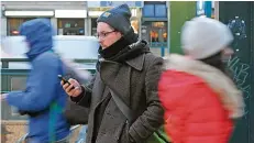  ?? FOTO: DPA ?? Viele Fußgänger daddeln lieber am Handy, statt auf den Verkehr zu achten.