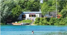  ??  ?? Der Stützpunkt der Lebensrett­er am See: Von dort aus beobachten die Ehrenamtli chen das Wasser.