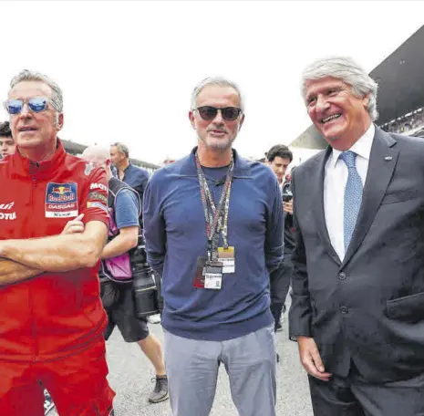  ?? // EFE ?? José Mourinho acudió al circuito de Portimao para dar el banderazo de llegada a la carrera de MotoGP