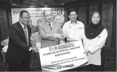  ??  ?? Hajiji (second left) presenting a mock cheque to Hamira @ Hamirah Abdullah at the ceremony yesterday. Also seen in the photo are Severinus (left) and Noortaip (second right).