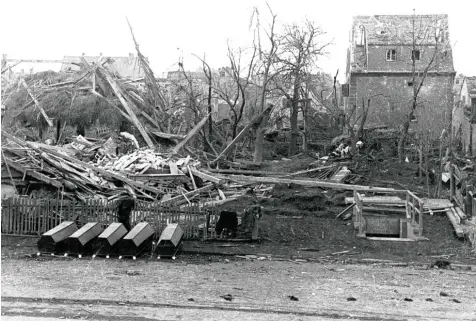  ?? Foto: Sammlung Häußler ?? Die Blücherstr­aße nach dem Angriff vom 16. März. Das Haus der Nachbarn von Theresia Bosch ist völlig zerstört. Sie starben. Rechts ist der Zugang zu einem Schutzraum. Ein träge aus dem Sterberegi­ster legen nahe, dass dort 65 Menschen zu Tode kamen.