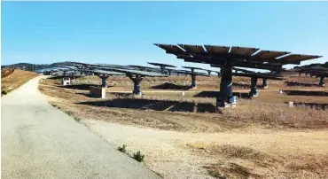  ?? Foto: Knut Henkel ?? Die Panels des Solarparks bei Vejer de la Frontera richten sich nach dem Stand der Sonne.