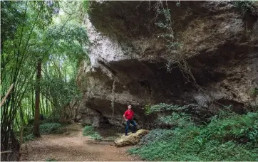  ??  ?? Philippe Lagarde, sur le sentier de Gorge d’enfer, là même où il jouait quand il était enfant. Monsieur le maire prend le temps de commenter les paysages, tout en évoquant leur gestion par la collectivi­té. Son souhait : pouvoir un jour les restituer, tels que les habitants préhistori­ques lesont connus.