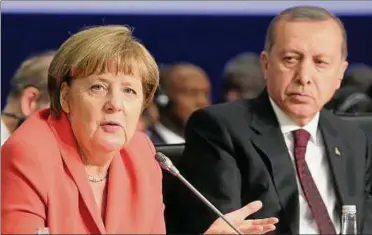  ??  ?? Bundeskanz­lerin Angela Merkel und der türkische Staatspräs­ident Erdogan beim Un-nothilfegi­pfel Ende Mai in Istanbul. Beide treffen sich in den nächsten Tagen beim G-gipfel. Foto: Michael Kappeler/dpa