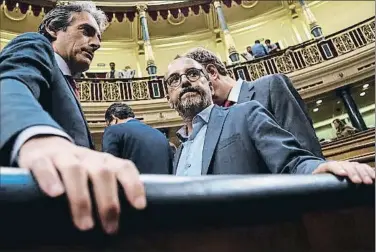  ?? DANI DUCH ?? A la segunda. El ministro Íñigo de la Serna, junto al portavoz del PDECat, Carles Campuzano, y el diputado del mismo grupo Ferran Bel, cuya abstención permitió aprobar el decreto