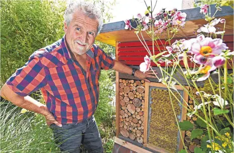  ?? FOTOS: AXEL PRIES ?? Fast mannshoch und von Pflanzen eingefasst: Freddy Wohnhas zeigt das Bienenhaus in seinem Garten.