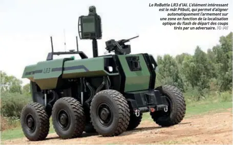  ??  ?? Le Robattle LR3 D’IAI. L’élément intéressan­t est le mât Pitbull, qui permet d’aligner automatiqu­ement l’armement sur une zone en fonction de la localisati­on optique du flash de départ des coups tirés par un adversaire. (© IAI)