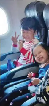  ??  ?? Poignant: Ratih Windania posted this shot with her children before take-off