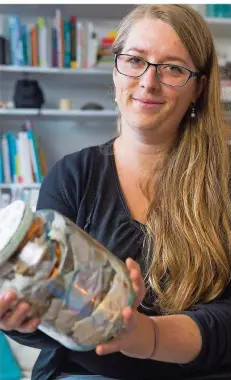  ??  ?? Laura Faust aus Saarbrücke­n schützt die Umwelt, indem sie Müll vermeidet. Hier hält sie ein Glas mit dem Müll der letzten Monate.