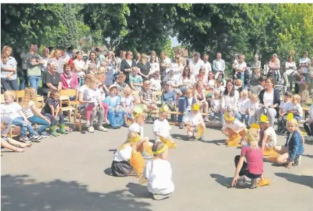  ?? FOTO: HELMUT SCHEFFLER ?? Die Feier des 50-jährigen Bestehens des Kindergart­ens begann mit einem Gottesdien­st.