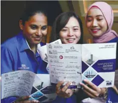  ?? MASRY CHE ANI/ THESUN ?? BN supporters are all smiles over the goodies pledged in the manifesto.