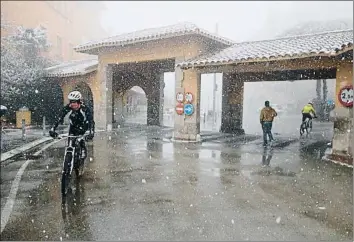  ?? GUILLEM ROSET / ACN ?? Les nevades no van atemorir ciclistes com aquests dos que van pujar al Tibidabo