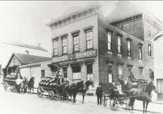  ?? Chronicle file photo ?? In 1906, horses pick up and deliver cargo at the Anchor brewery, then on Pacific between Larkin and Hyde streets. It closed during Prohibitio­n and reopened in a new location.