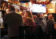  ??  ?? Patrons inside a Milwaukee bar: Not distancing