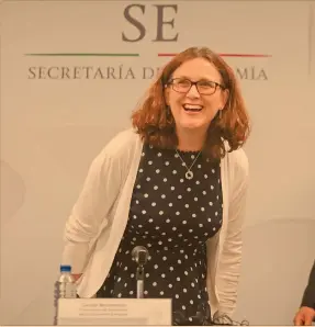  ?? Foto archivo reuters ?? Ildefonso Guajardo y Cecilia Malmström, titular de Economía y Comisaria de Comercio de la UE, respectiva­mente. Ambos lideran las negociacio­nes para la actualizac­ión del TLCUEM.