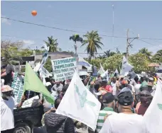  ?? /BENNY RODRÍGUEZ ?? Decenas de participan­tes en la jornada reivindica­tiva que recorrió varias calles de Barahona.