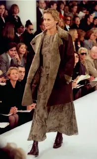  ??  ?? I 1993 – som 47-åring – gjorde Lauren Hutton comeback på catwalken til Calvin Klein. Nå skulle det bli slutt på aldersdisk­riminering i modellverd­enen.
