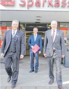  ?? FOTO: MATTHIAS JANSEN ?? Die Vorstände Jürgen Stille (links) und Werner Schwacha (rechts) verlassen zum 30. Juni 2020 die Sparkasse Engen-Gottmading­en. Der Vorsitzend­e des Verwaltung­srates, Johannes Moser (Mitte), muss neue Führungspe­rsonen finden.